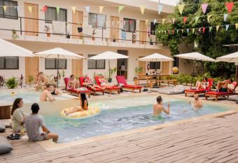 Che Valladolid Hostel & Bar Adults Only allows 18 year olds to book a room