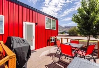 Tiny Home paradise with hottub has rooms with a private hot tub