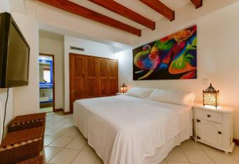 EDIFICIO BAY POINT CON BALCON 305 allows 18 year olds to book a room