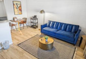 Studio Apt in Old Town Cozy & Central! has rooms with a private hot tub