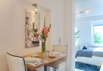 moderne, neue Wohnung mit TV und Parkpl  tzen in der Stadt allows 18 year olds to book a room