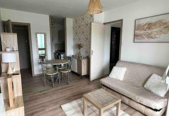 Les Becs Appartement    100 m de la plage has Balcony rooms