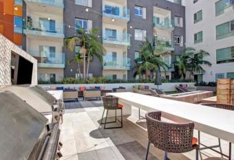 Skyrise Condo with Beach & City views has Balcony rooms