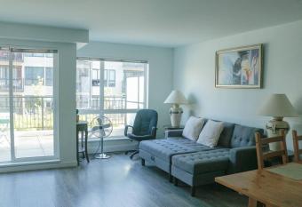 Elegant 1-Bed Condo in Chinatown has Balcony rooms