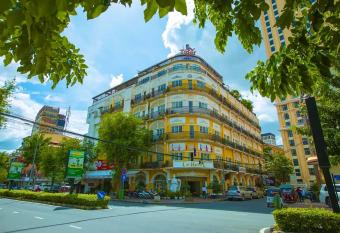Le Hotel hotel Phnom Penh has Smoking/Balcony rooms