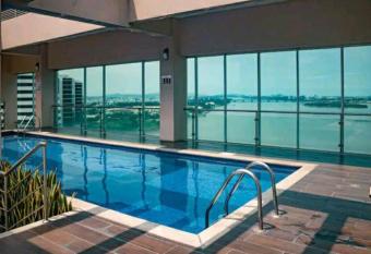 Acogedor Apartamento River Suites has rooms with a private hot tub