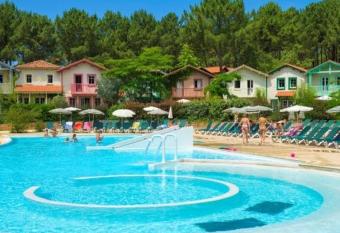 Golf Sauvignon 13 has rooms with a private hot tub