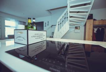 Moderni kahden makuuhuoneen rivitaloasunto has Balcony rooms