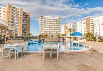   skele Long Beach te havuz manzaral   st  dyo daire allows 18 year olds to book a room