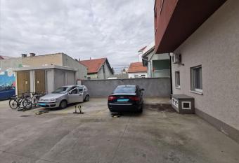 Spacious & attractive in center apartmani_nsmilos has rooms with a private hot tub