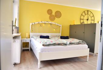 1 Studio Apartment Zentral in Hildesheim allows 18 year olds to book a room