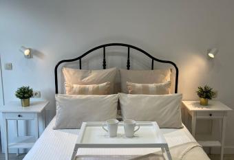 Sublime appartement Calme Cosy & Jacuzzi has rooms with a private hot tub