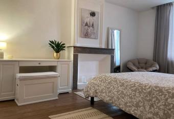 maison Grillonette has Balcony rooms