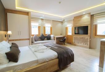   lhan Karde  ler Apart Otel allows 18 year olds to book a room