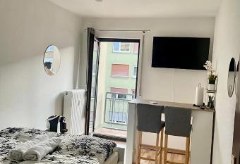 Apartment City Center Mannheim allows 18 year olds to book a room