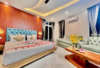 Hotel JP Hills Rishikesh has rooms with a private hot tub