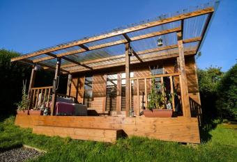 Summer Cabana - Belfast City - Parking - Bus Stop has Balcony rooms