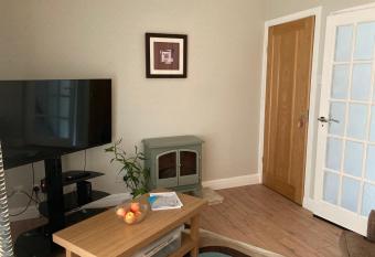 Quiet flat with parking allows 18 year olds to book a room