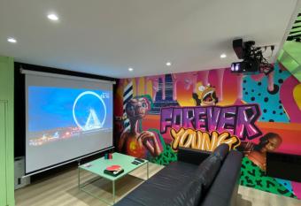 Capsule Forever Young - Jacuzzi - Sauna - Billard - arcade de jeux - Netflix & home cin  ma - Ping Pong has rooms with a private hot tub