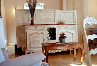 Studio ind  pendant 1 lit pour 2 personnes climatis   cour et terrasse privative allows 18 year olds to book a room