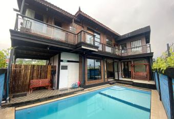 Villa Joglo Cisarua Puncak has Balcony rooms