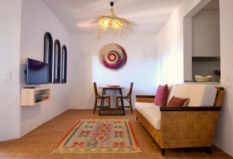 Cozy Beach Apartment W/ Sea View, Free Parking & AC allows 18 year olds to book a room