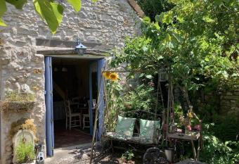 Ambiance Milly la Foret has rooms with a private hot tub