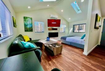 Serene Lakeside Oasis - 1.5 hrs from NYC Fast WiFi allows 18 year olds to book a room