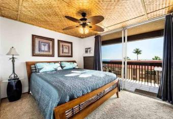 Reduced Rate!Top Floor Kailua Bay View Walk to Kailua Village with Free Parking allows 18 year olds to book a room