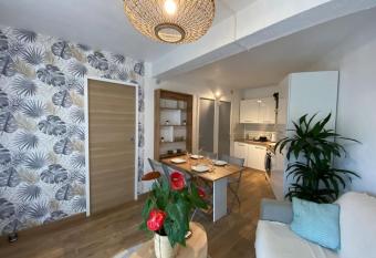 Logement port de plaisance, terrasse Sud, piscine has Balcony rooms