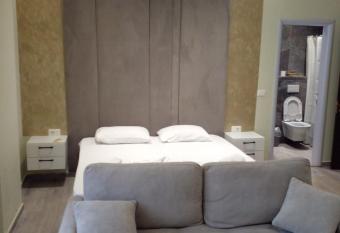 Nefertiti allows 18 year olds to book a room