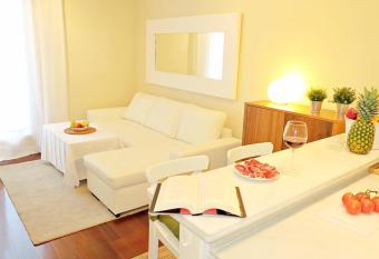 Coqueto, moderno y funcional. has rooms with a private hot tub