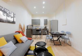 El  gant/confortable bien situ   chez Ls chic has Balcony rooms