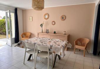 100 M DE LA PLAGE 100 DU BOURG DES MOUTIERS EN RETZ allows 18 year olds to book a room