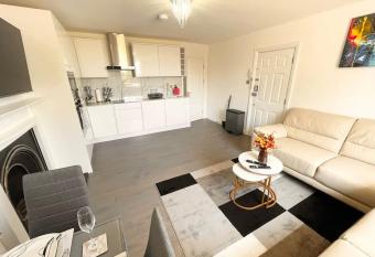 Entire Apartment hosted by Pius allows 18 year olds to book a room