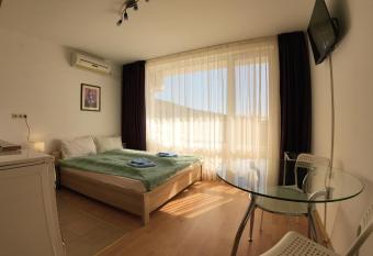 William s fifth amazing studio-Crown Fort Noks allows 18 year olds to book a room