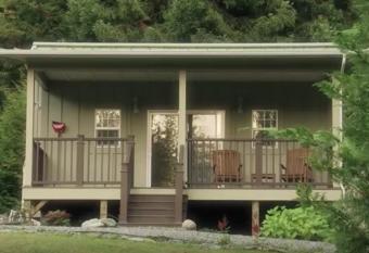 Golden Eagle Vacation Rentals-Eagles View Suite-Cottage #5 has Balcony rooms