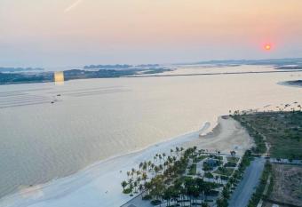 Alacarte- Rosabella Nguyen has rooms with a private hot tub