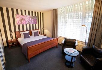 Amr  th Hotel Lapershoek Arenapark allows 18 year olds to book a room