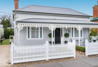 Hargreaves Cottage - close to CBD has Balcony rooms