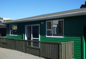 The Green Guesthouse - beautiful semi rural family unit has Balcony rooms