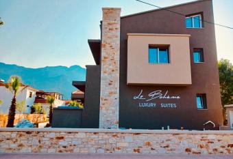 La Boheme Suites has Balcony rooms