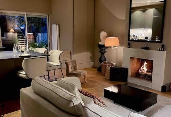 Charmante maison    6 stations de m  tro paris centre has Balcony rooms