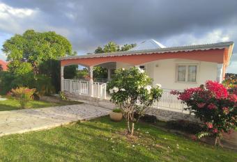 LE CHARMANT CALEBASSIER has Balcony rooms