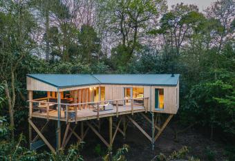 RewildThings Treehouses has Balcony rooms