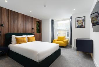 Room 5, Hotel style Double bedroom in Marazion allows 18 year olds to book a room