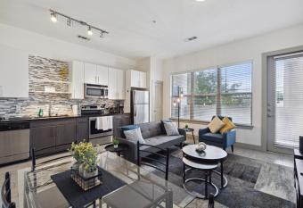 Stylish 1 Bedroom Apartment in Medical District has Balcony rooms