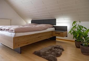 Gro  e Ferienoase mit Burgbergblick (ideal f  r Familien) has Balcony rooms