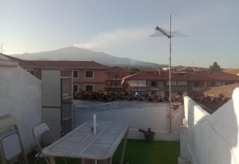 Vicino l Etna has Balcony rooms