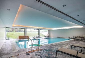 Cascais Lux Apartment 521 letter allows 18 year olds to book a room